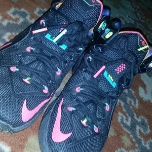 Lebron James 12 Data Nikes Mens Size 10